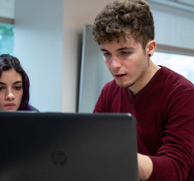 Alumnos en computadora
