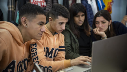 chicos y computadora chicos trabajando