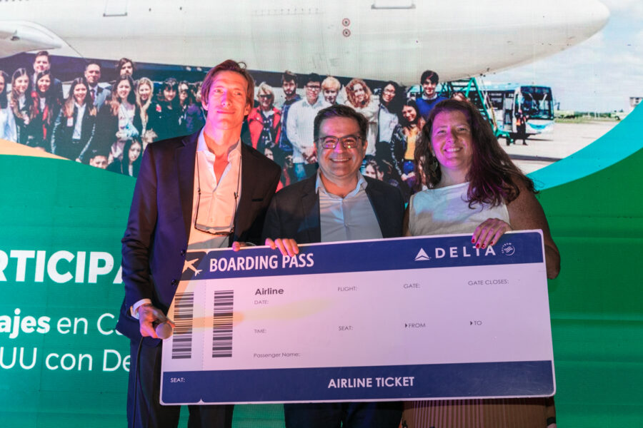 Iván de Pineda y Agustina Blasi, Regional Account Manager de Delta Airlines, junto a uno de los ganadores de la noche - JA Argentina evento anual