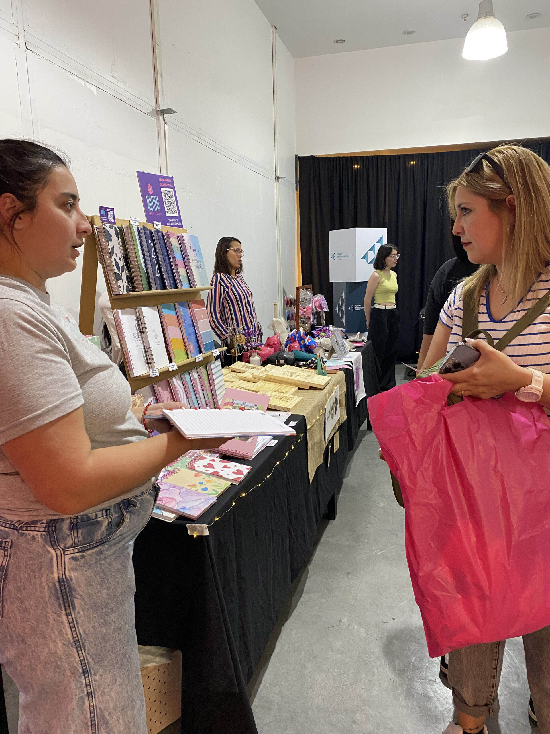 Feria de mujeres emprendedoras junto a ADEC