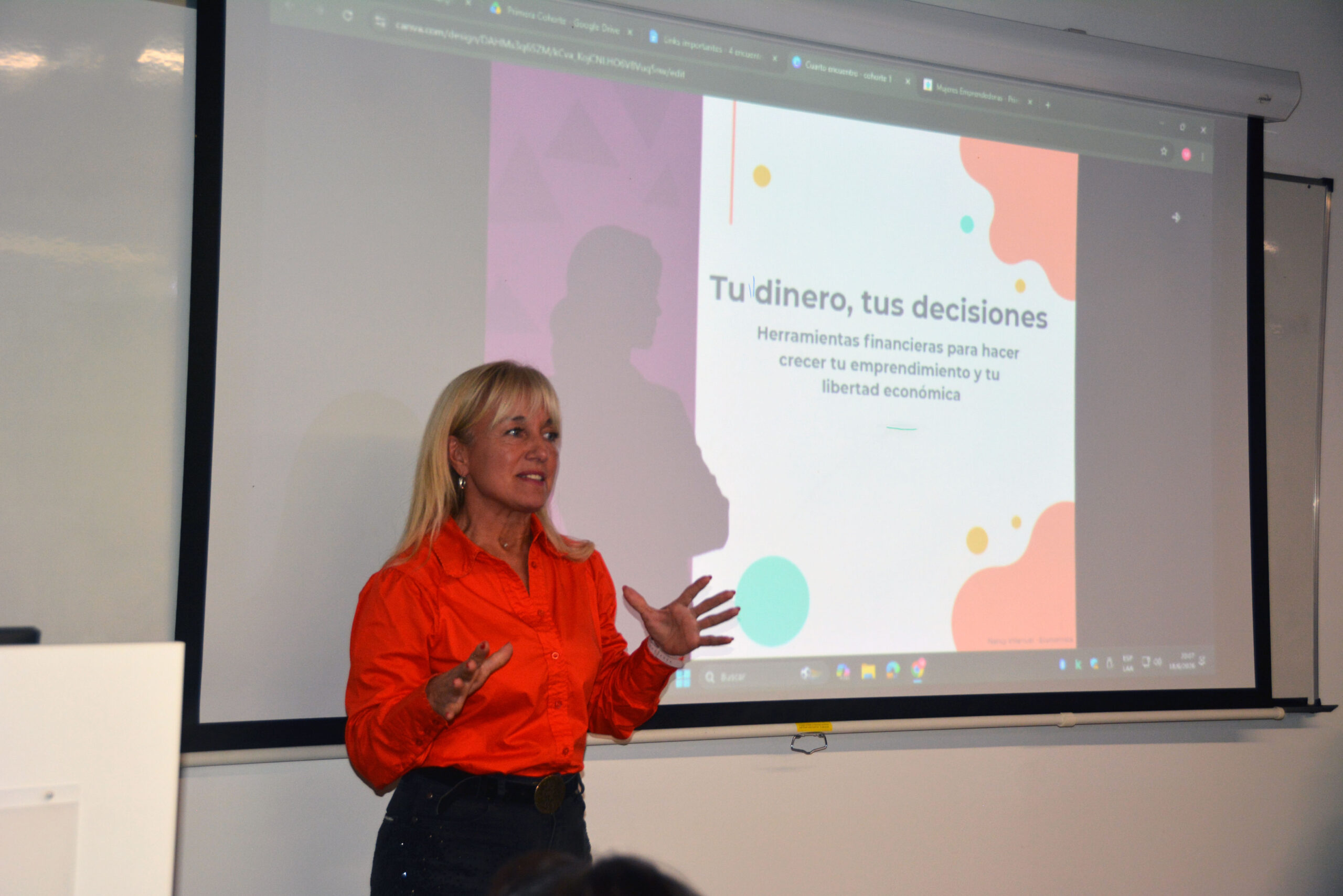 Nancy Villarruel disertando en el programa Mujeres Emprendedoras