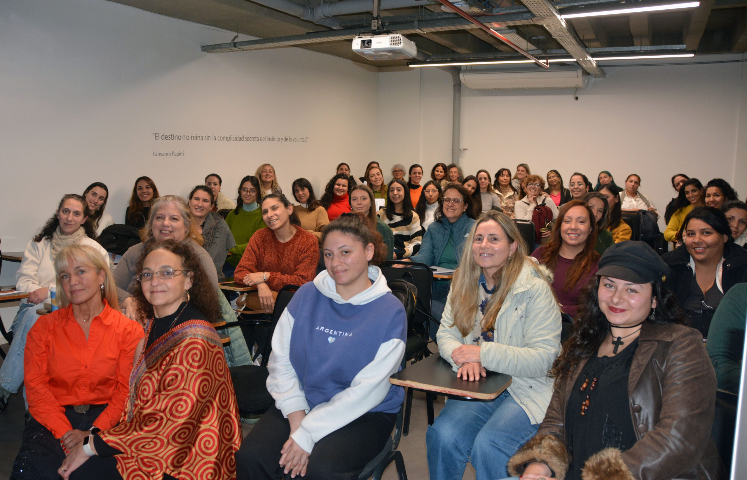 Nancy Villarruel disertando en el programa Mujeres Emprendedoras